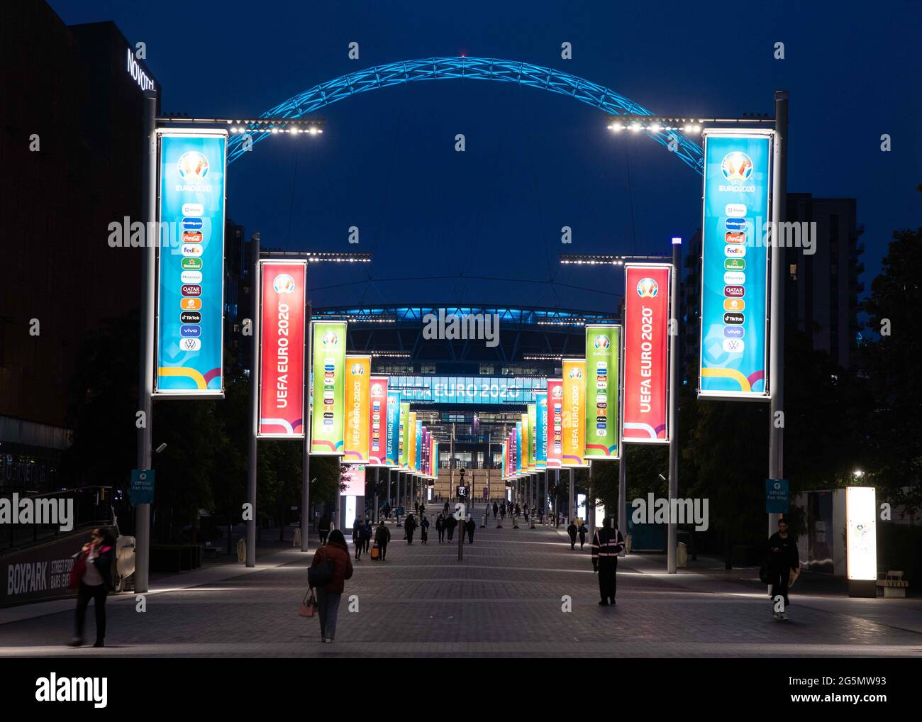 Londres, Royaume-Uni. 28 juin 2021. Football: Championnat d'Europe, équipe nationale, tour de 16, avant le match Angleterre - Allemagne. Les drapeaux se tiennent sur la voie olympique en face de l'entrée principale du stade Wembley. Crédit : Christian Charisius/dpa - NOTE IMPORTANTE : Conformément aux règlements de la DFL Deutsche Fußball Liga et/ou de la DFB Deutscher Fußball-Bund, il est interdit d'utiliser ou d'avoir utilisé des photos prises dans le stade et/ou du match sous forme de séquences et/ou de séries de photos de type vidéo./dpa/Alay Live News Banque D'Images