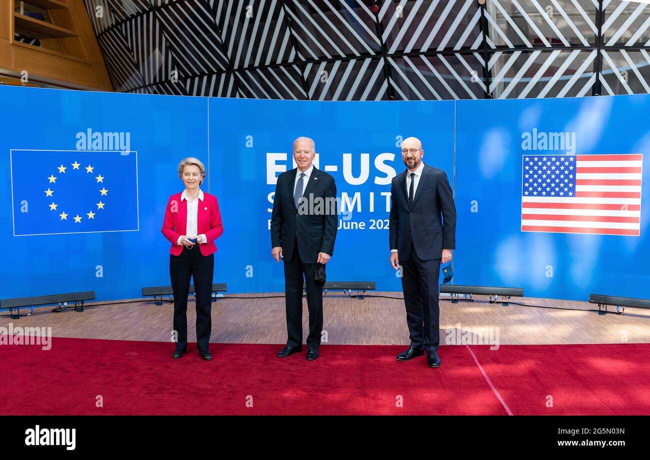 Le président Joe Biden pose des photos avec le président du Conseil européen Charles Michel et le président de la Commission européenne Ursula von der Leyen le mardi 15 juin 2021, au siège du Conseil européen à Bruxelles. (Photo officielle de la Maison Blanche par Adam Schultz) Banque D'Images