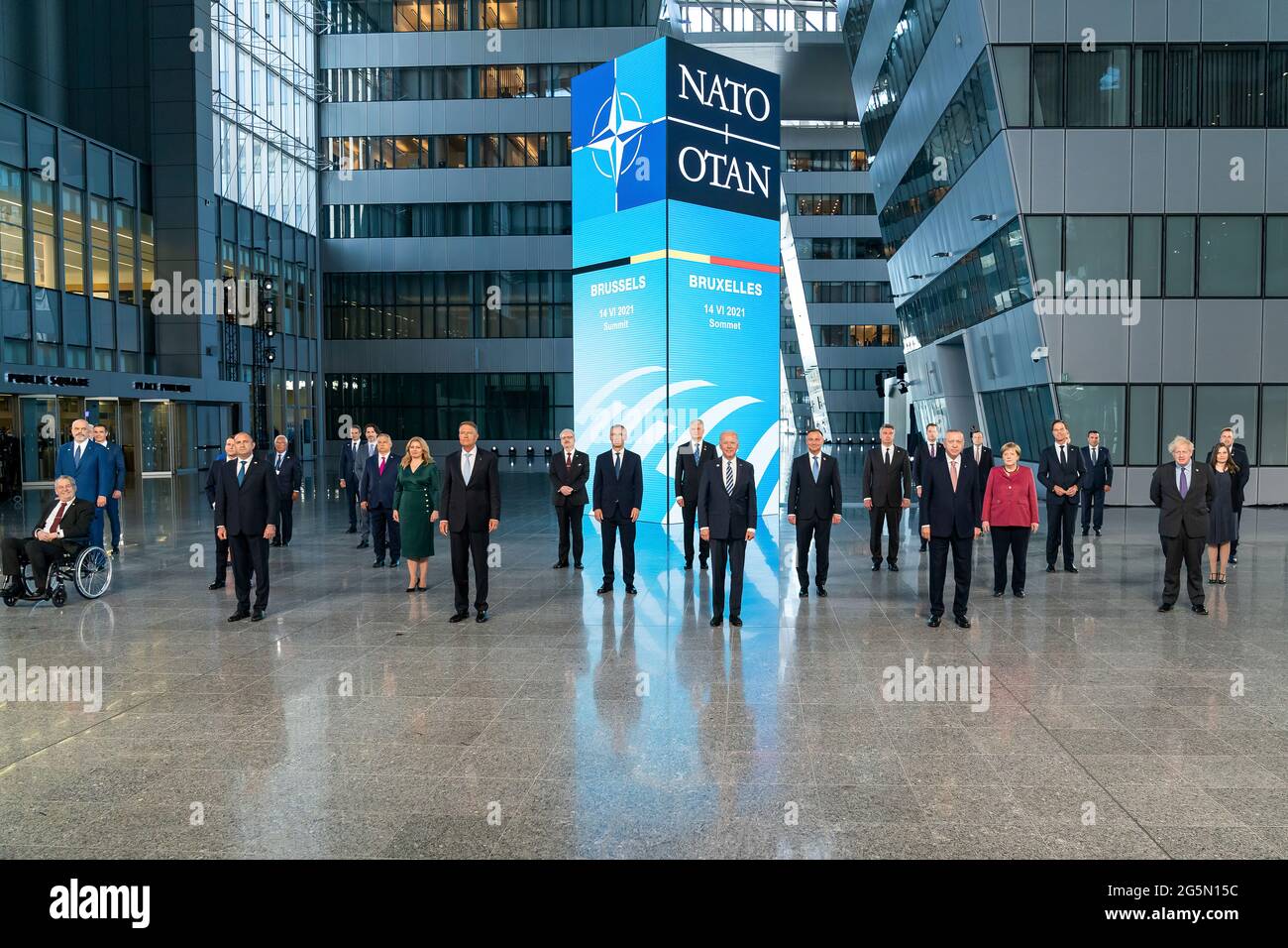 Le président Joe Biden présente une photo de groupe aux dirigeants de l'OTAN le lundi 14 juin 2021, au siège de l'OTAN à Bruxelles. (Photo officielle de la Maison Blanche par Adam Schultz) Banque D'Images