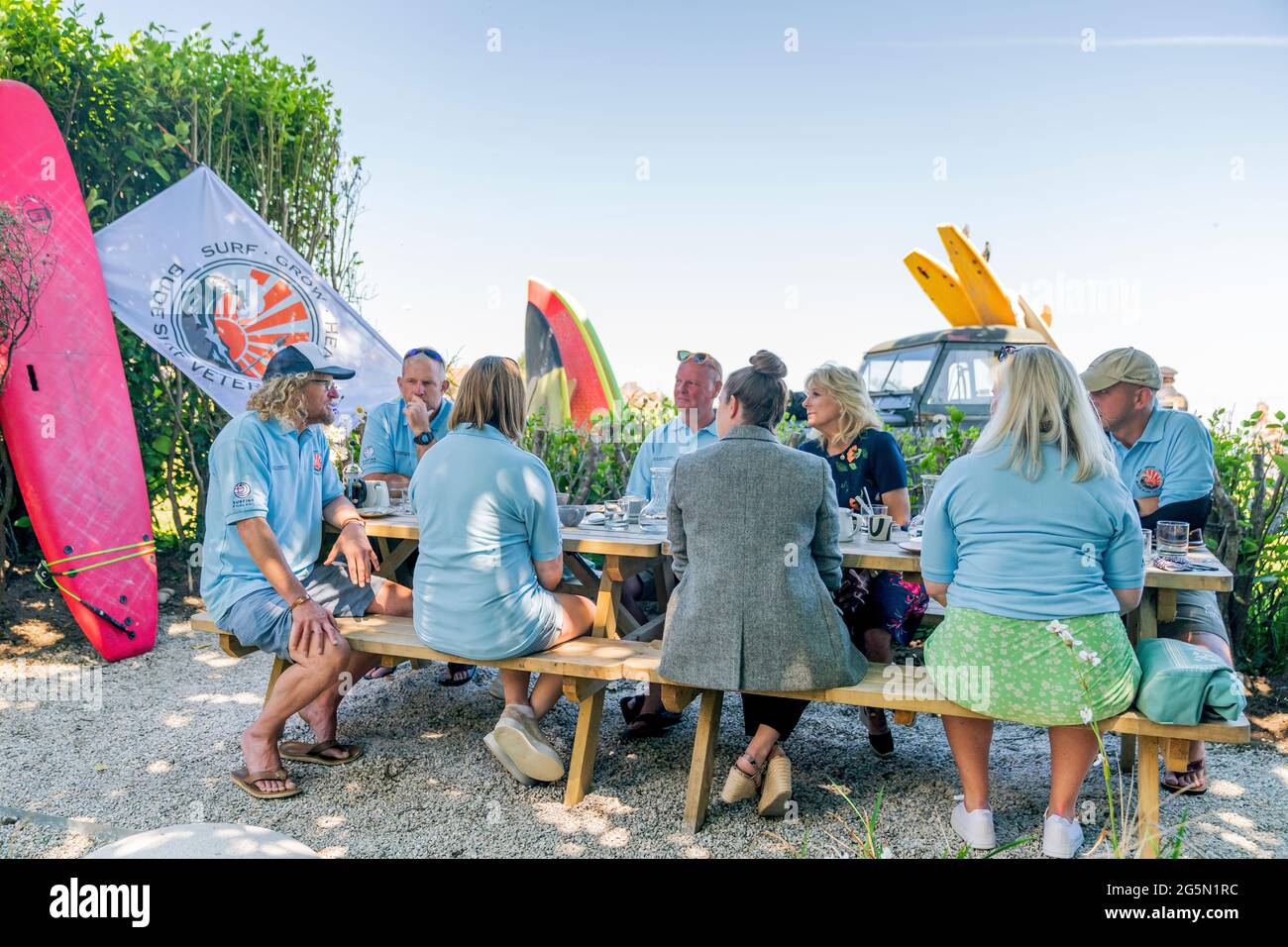 La première dame Jill Biden a le thé avec Bude Surf Veterans, une organisation bénévole basée à Cornwall qui offre des sorties de surf comme thérapie de soutien aux anciens combattants militaires, les travailleurs d'urgence et leurs familles, le samedi 12 juin 2021 à Newlyn, Cornwall, Angleterre. (Photo officielle de la Maison Blanche par Cameron Smith) Banque D'Images