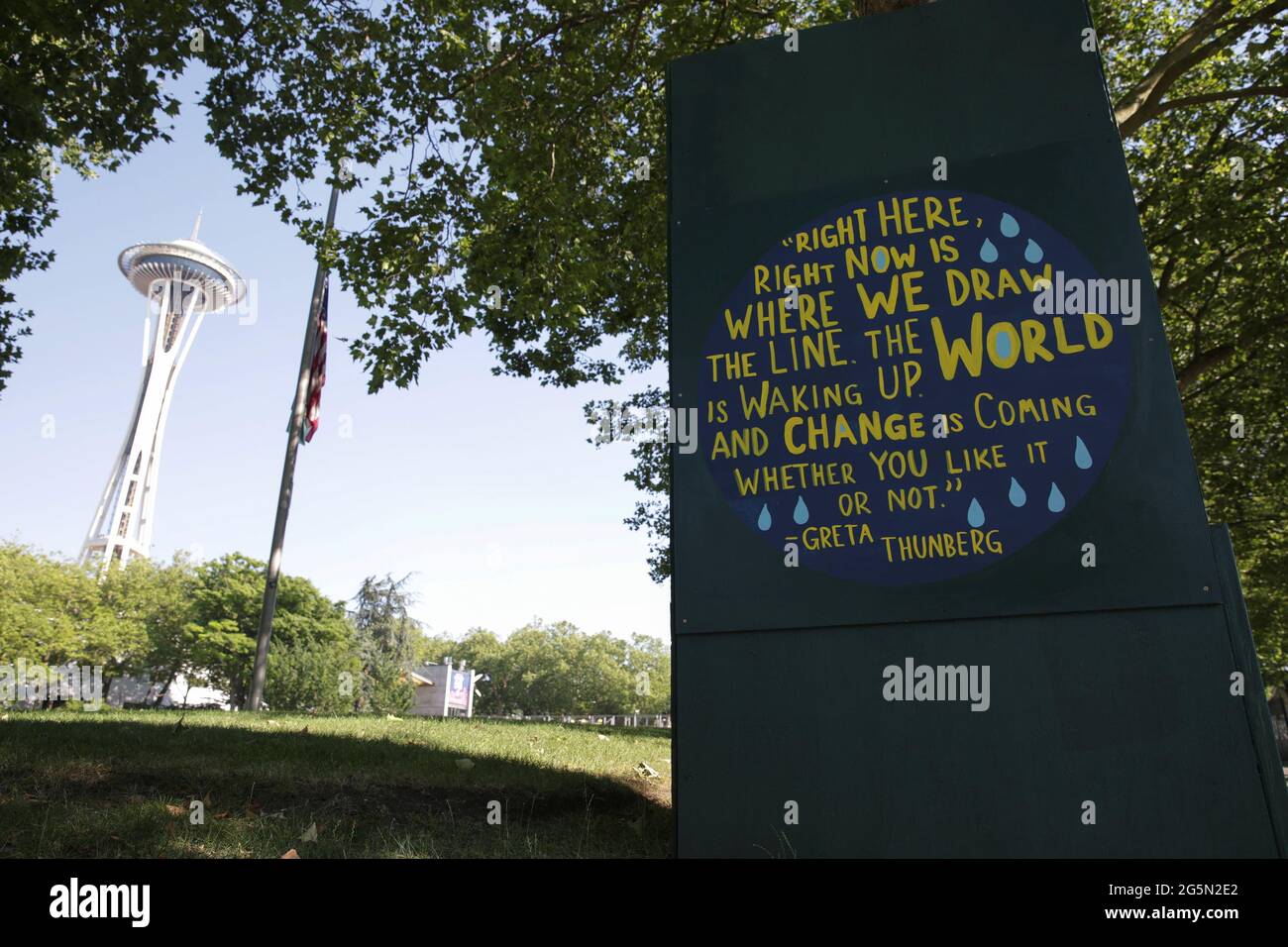 Une Citation De Greta Thunberg Activiste Suedois De L Environnement Sur Le Changement Climatique Est Photographiee Pres De La Space Needle Pendant Le Temps Brulant D Une Vague De Chaleur A Seattle Washington Etats Unis