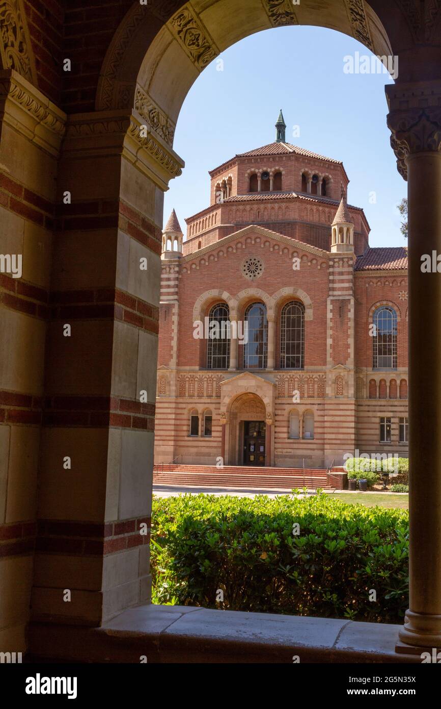 Bibliothèque sur le campus de l'UCLA, vue par une arche de Royce Hall Banque D'Images