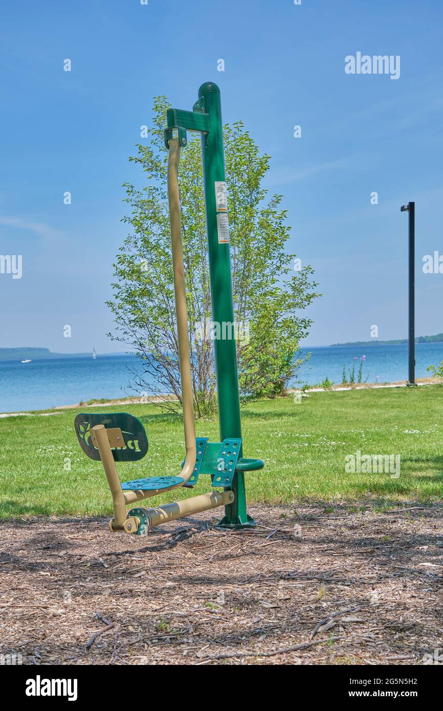 Des appareils de conditionnement physique extérieurs sont fournis gratuitement au bord de l'eau de Wiarton, en Ontario. Banque D'Images