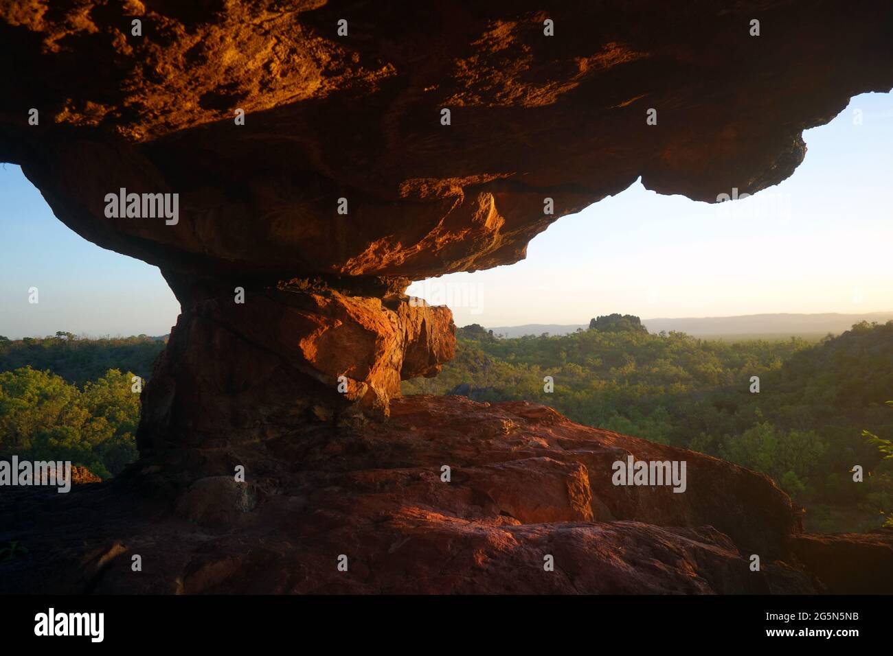 Ancien abri de roche aborigène avec des étoiles et des constellations peintes au plafond, la section des remparts, le parc national des grottes de Chillagoe-Mungalla, près de C Banque D'Images