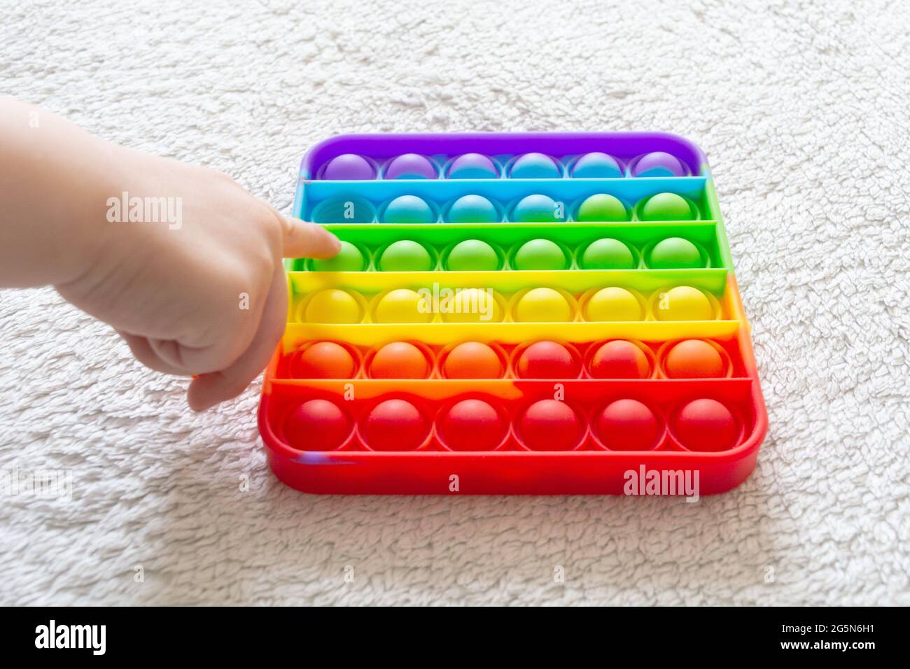 Jouet moderne tendance Pop IT pour les enfants avec du silicone flexible  matériau Photo Stock - Alamy