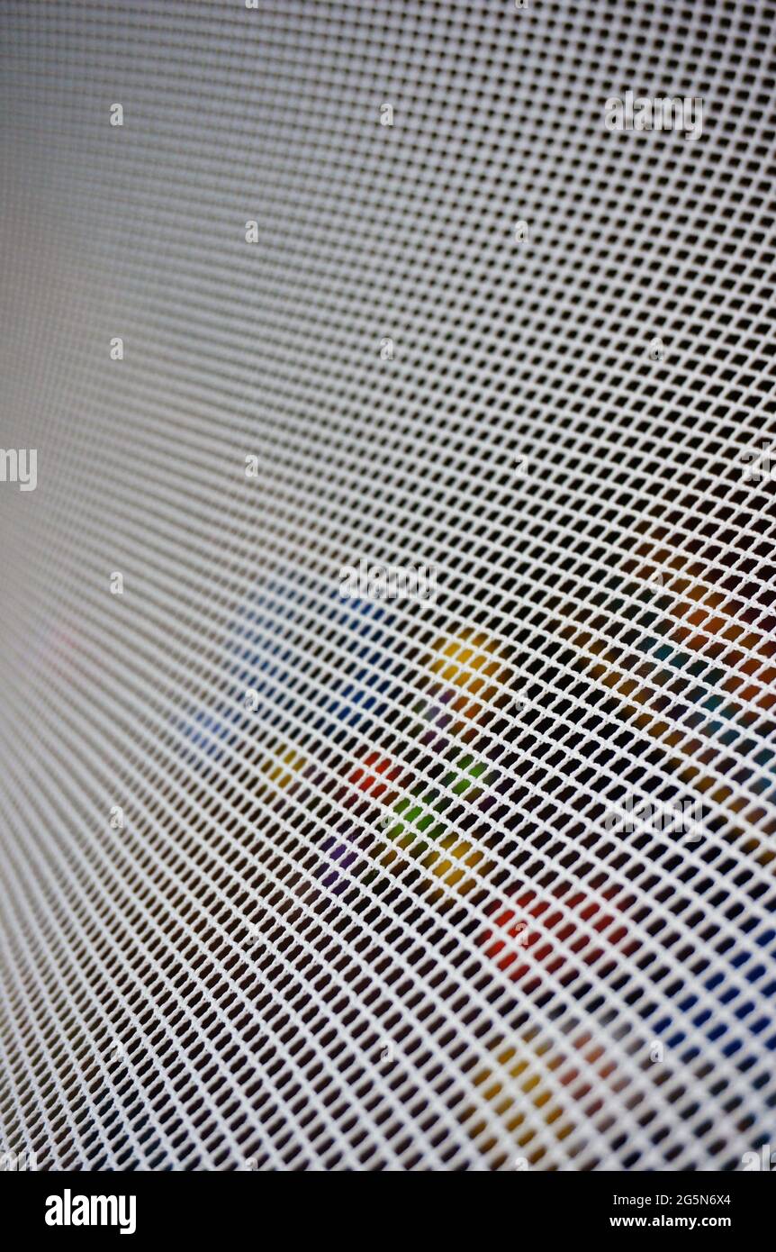 Plan vertical d'un panneau de sécurité à maillage métallique étendu Banque D'Images