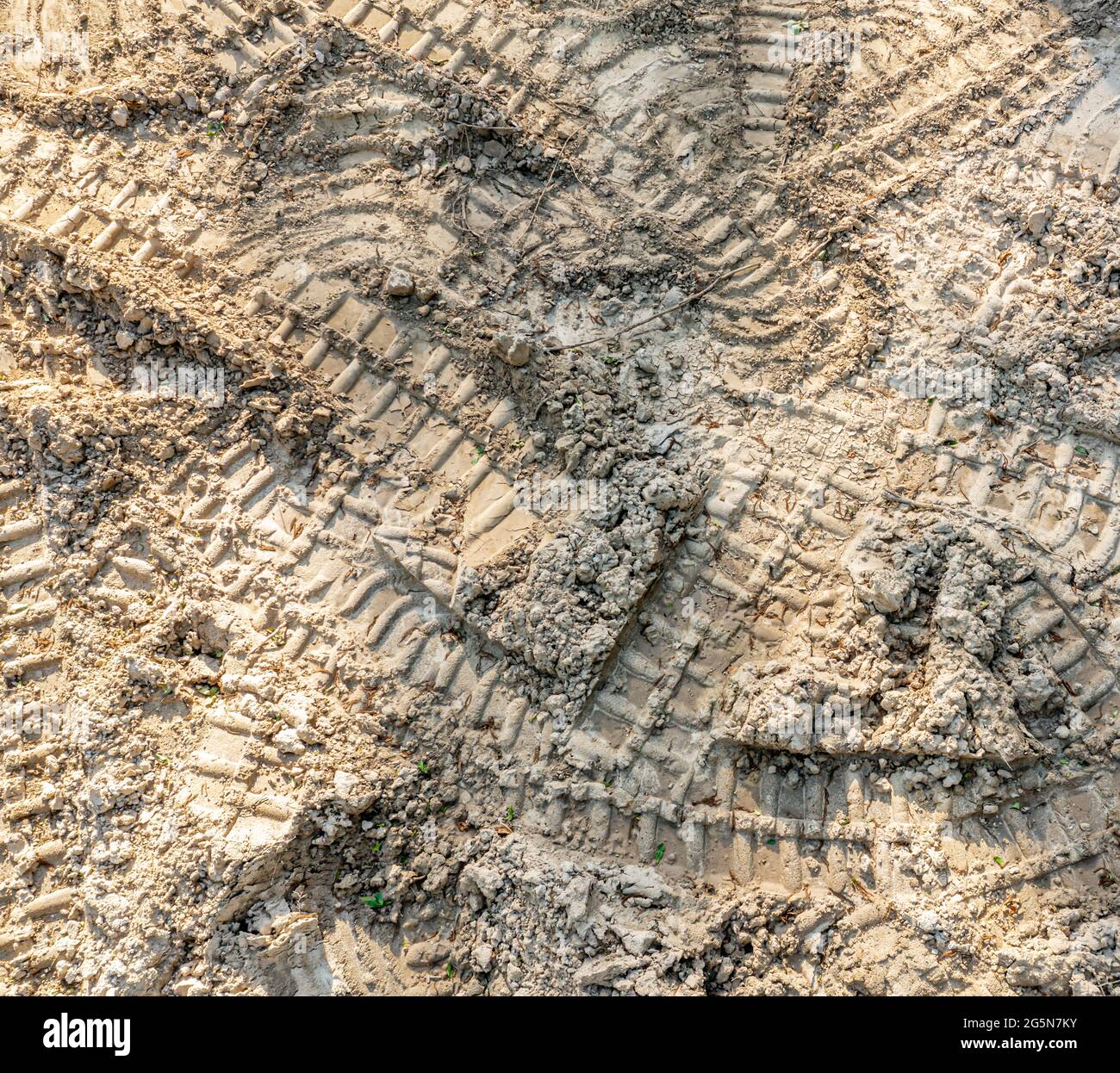 Vue aérienne des chenilles de bulldozer dans la terre Banque D'Images