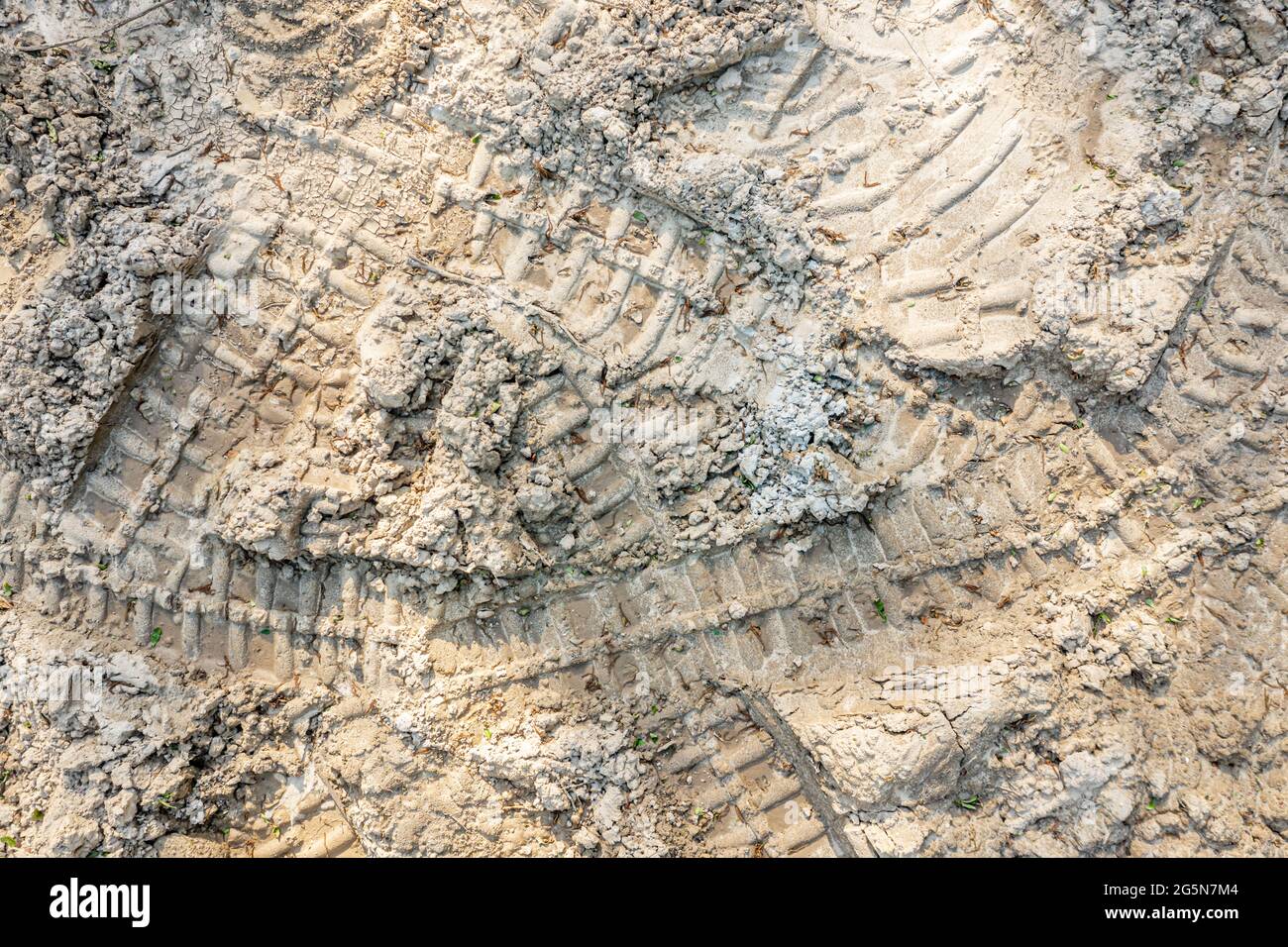 Vue aérienne des chenilles de bulldozer dans la terre Banque D'Images