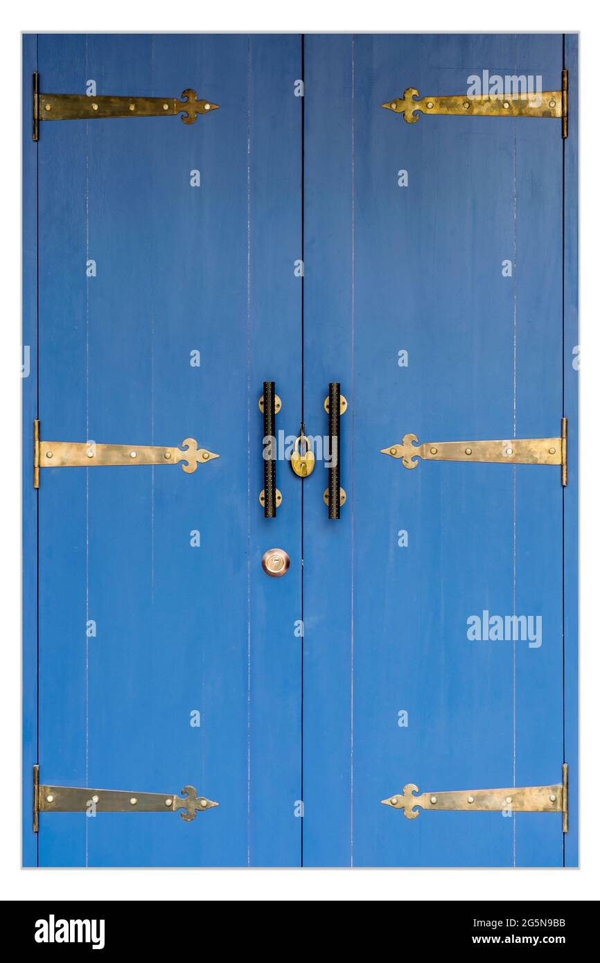 Gros plan une clé vintage verrouillée sur une porte en bois de couleur bleue isolée sur fond blanc. Banque D'Images Gros plan une clé vintage verrouillée sur une porte en bois de couleur bleue isolée sur fond blanc. Banque D'Images