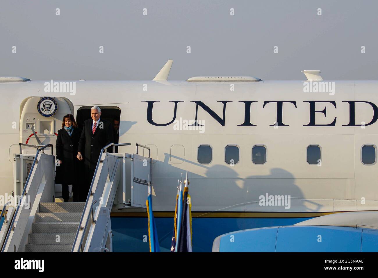 8 févr. 2018-Songtan, Corée du Sud-États-Unis le vice-président Mike Pence et Karen Pence arrivent à la base aérienne militaire d'Osan à Songtan, en Corée du Sud. Le vice-président Mike Pence pousse la Corée du Sud à adopter une position plus belliciste envers le Nord, alors qu'il est arrivé dans le pays jeudi avant les Jeux olympiques d'hiver. Pence a rencontré le président Moon Jae-in pour préconiser une approche claire envers son voisin belliqueux et doté de l'arme nucléaire, avertissant contre la « propagande » nord-coréenne autour des jeux. Les athlètes des deux Koreas se disputeront en équipe lors des matchs qui ouvriront vendredi les hauts responsables du TH Banque D'Images