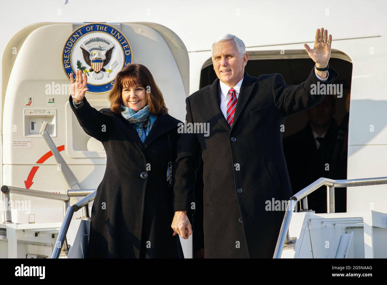 8 févr. 2018-Songtan, Corée du Sud-États-Unis le vice-président Mike Pence et Karen Pence arrivent à la base aérienne militaire d'Osan à Songtan, en Corée du Sud. Le vice-président Mike Pence pousse la Corée du Sud à adopter une position plus belliciste envers le Nord, alors qu'il est arrivé dans le pays jeudi avant les Jeux olympiques d'hiver. Pence a rencontré le président Moon Jae-in pour préconiser une approche claire envers son voisin belliqueux et doté de l'arme nucléaire, avertissant contre la « propagande » nord-coréenne autour des jeux. Les athlètes des deux Koreas se disputeront en équipe lors des matchs qui ouvriront vendredi les hauts responsables du TH Banque D'Images