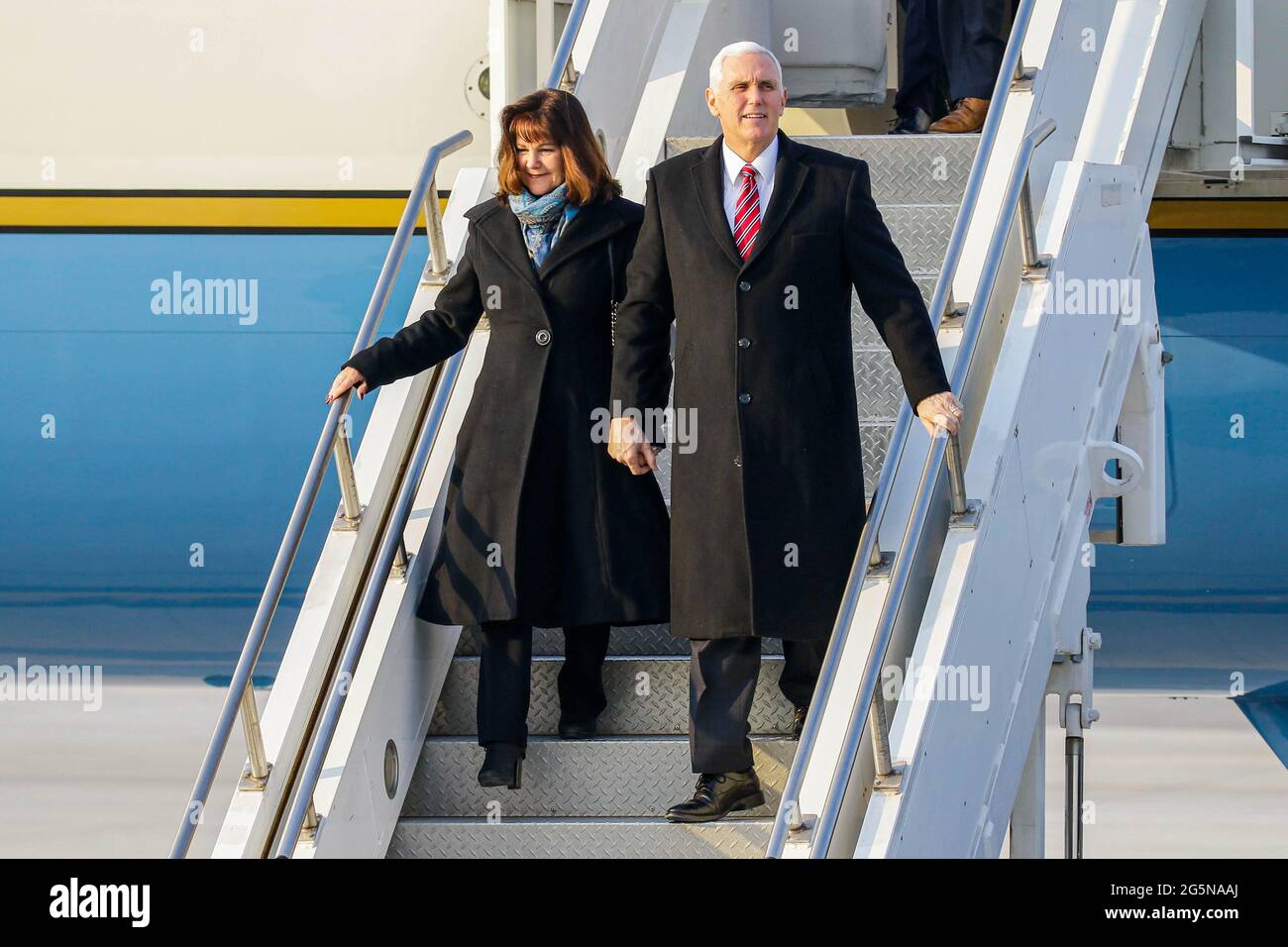 8 févr. 2018-Songtan, Corée du Sud-États-Unis le vice-président Mike Pence et Karen Pence arrivent à la base aérienne militaire d'Osan à Songtan, en Corée du Sud. Le vice-président Mike Pence pousse la Corée du Sud à adopter une position plus belliciste envers le Nord, alors qu'il est arrivé dans le pays jeudi avant les Jeux olympiques d'hiver. Pence a rencontré le président Moon Jae-in pour préconiser une approche claire envers son voisin belliqueux et doté de l'arme nucléaire, avertissant contre la « propagande » nord-coréenne autour des jeux. Les athlètes des deux Koreas se disputeront en équipe lors des matchs qui ouvriront vendredi les hauts responsables du TH Banque D'Images