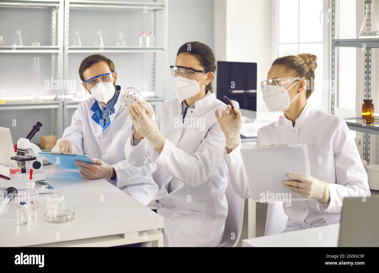 Groupe de scientifiques discutant des résultats des expériences chimiques en laboratoire Banque D'Images