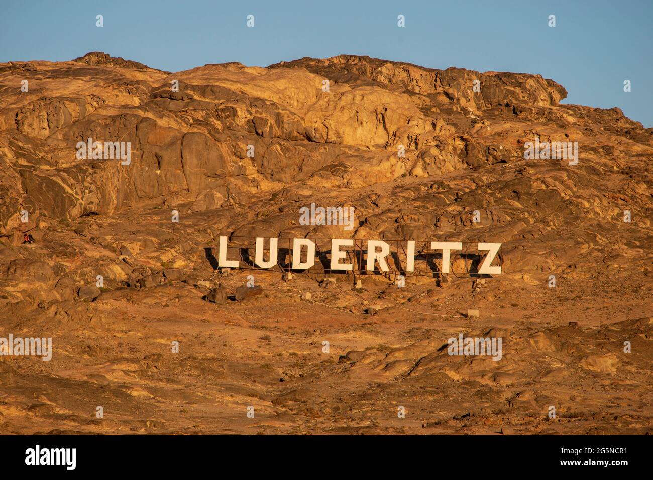 Luderitz signe de la ville sur le mur de montagne en Namibie Banque D'Images