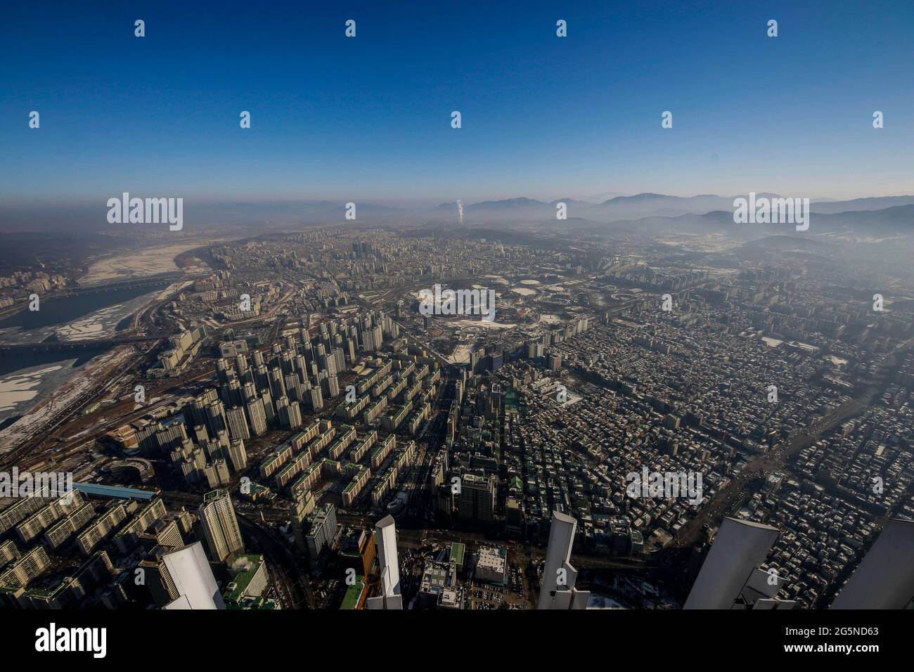 Scène de la lumière du jour de Séoul, vue depuis le haut de la Tour du monde de Lotte. La Lotte World Tower est un gratte-ciel de 123 étages de 554.5 mètres (1,819 pi) qui a terminé sa construction externe le 17 mars 2016. Le dernier 123e étage du bâtiment a été surmonté le 22 décembre 2015. C'est actuellement le bâtiment le plus haut de l'OCDE, et le 5ème plus haut bâtiment du monde. Banque D'Images