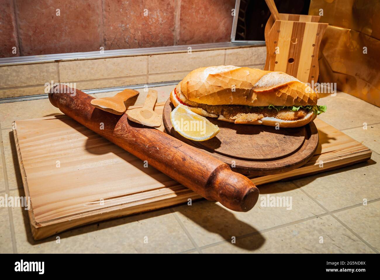 Milanesa argentin steak sandwich avec salade, tomates, fromage, œuf, citron, saucisses, chips. Nourriture pour camions. Restauration rapide. Mise au point sélective. Banque D'Images