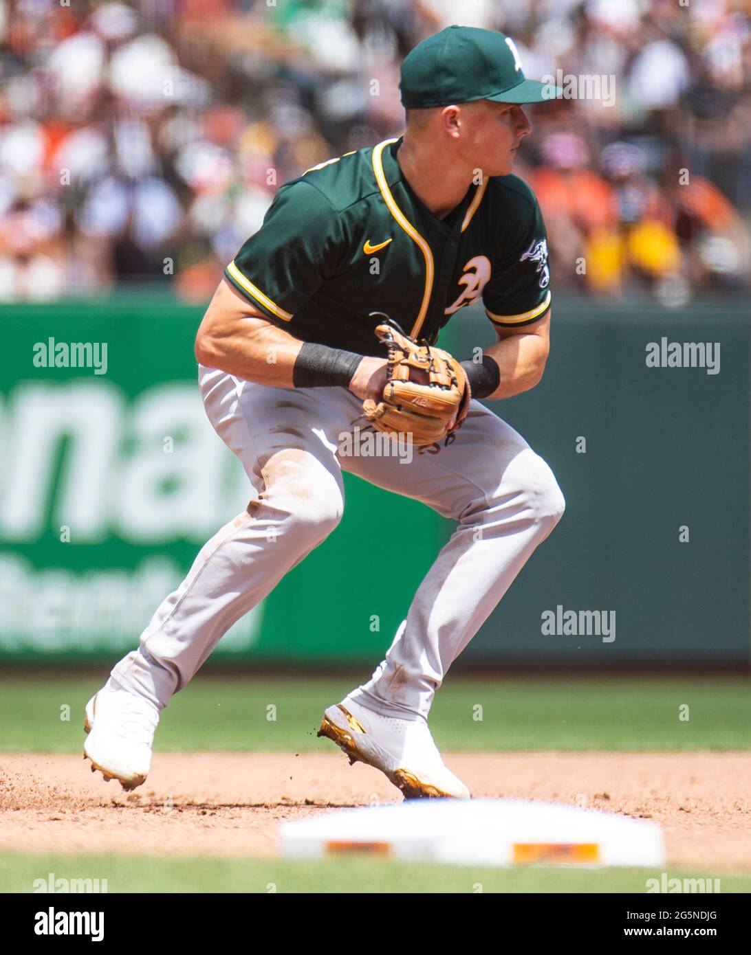 Juin 27 2021 San Francisco CA, États-Unis Oakland Athletics troisième bassiste Matt Chapman (26) fait un jeu sur le terrain pendant le match MLB entre les Oakland Athletics et les San Francisco Giants, Oakland a gagné 6-2 à Oracle Park San Francisco Calif. Thurman James/CSM Banque D'Images