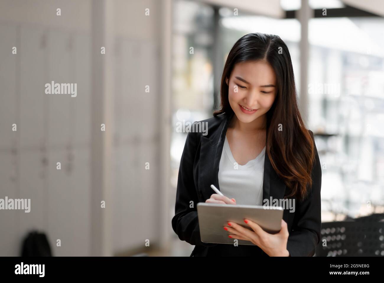 portrait d'une femme d'affaires asiatique qui utilisa une tablette numérique dans la salle de réunion de l'entreprise Banque D'Images