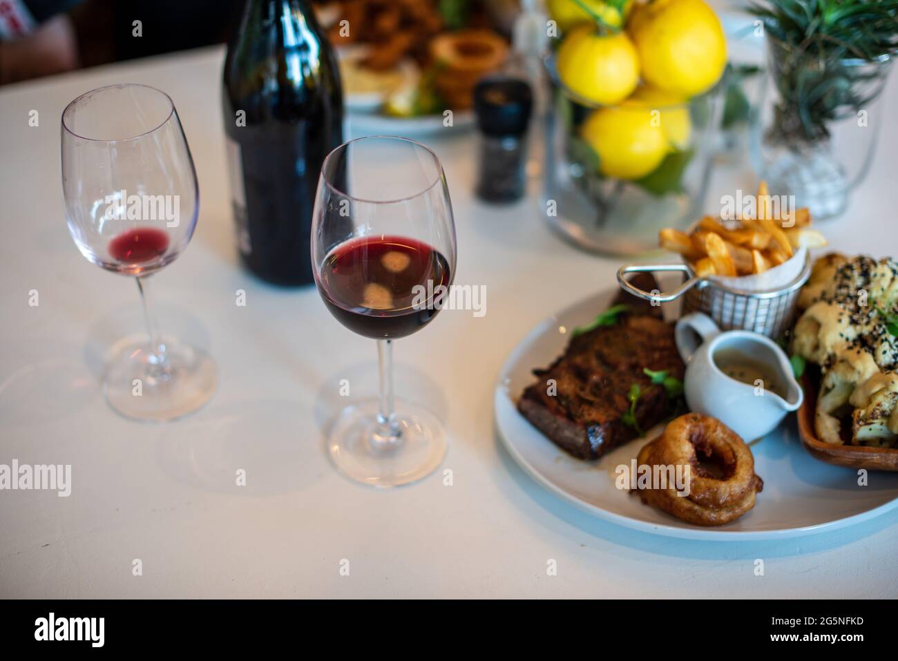 Vin et nourriture sur table, pris sous un angle latéral Banque D'Images