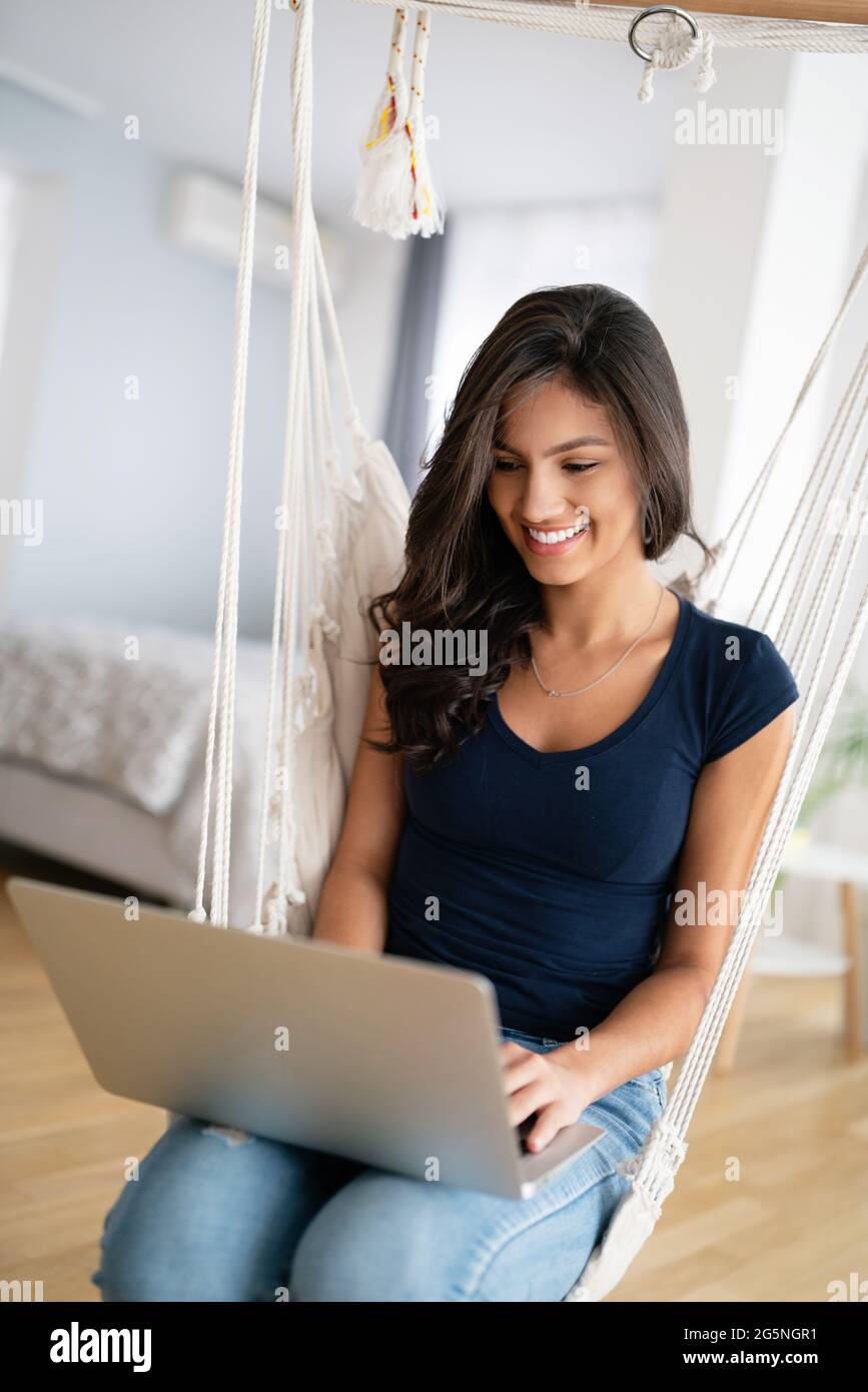Belle jeune femme travaillant sur ordinateur. Technologie, personnes, travail, concept d'étude Banque D'Images