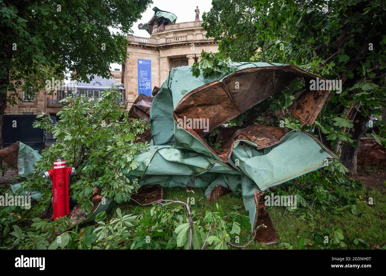 Stuttgart, Allemagne. 29 juin 2021. Des parties du toit de l'opéra se trouvent sur le sol en face de l'opéra. Un orage violent avait balayé de grandes parties du Bade-Wurtemberg, causant des dégâts importants. Credit: Christoph Schmidt/dpa/Alay Live News Banque D'Images