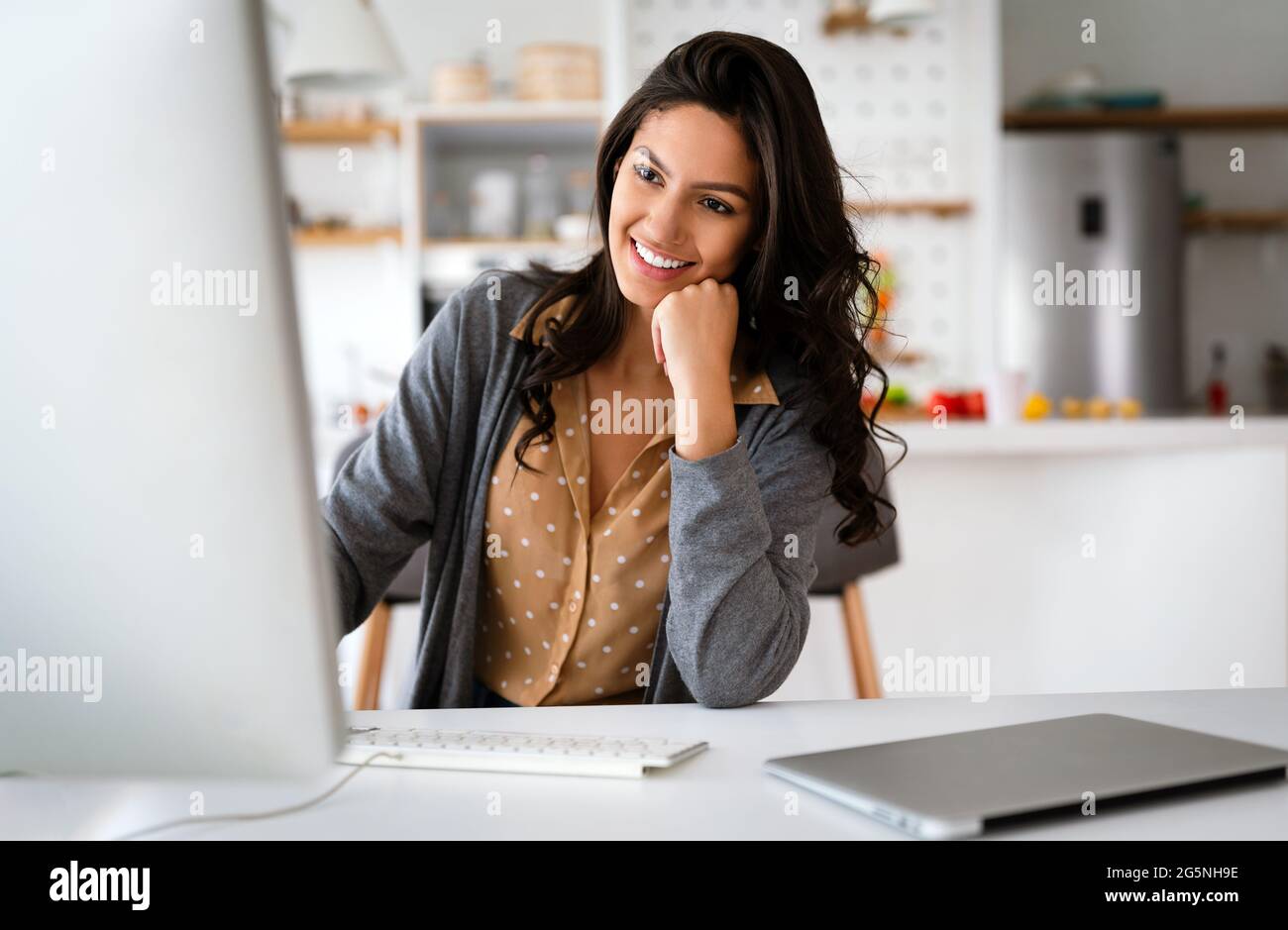 Belle femme d'affaires travaillant sur un ordinateur. Entreprise, technologie concept de personnel Banque D'Images