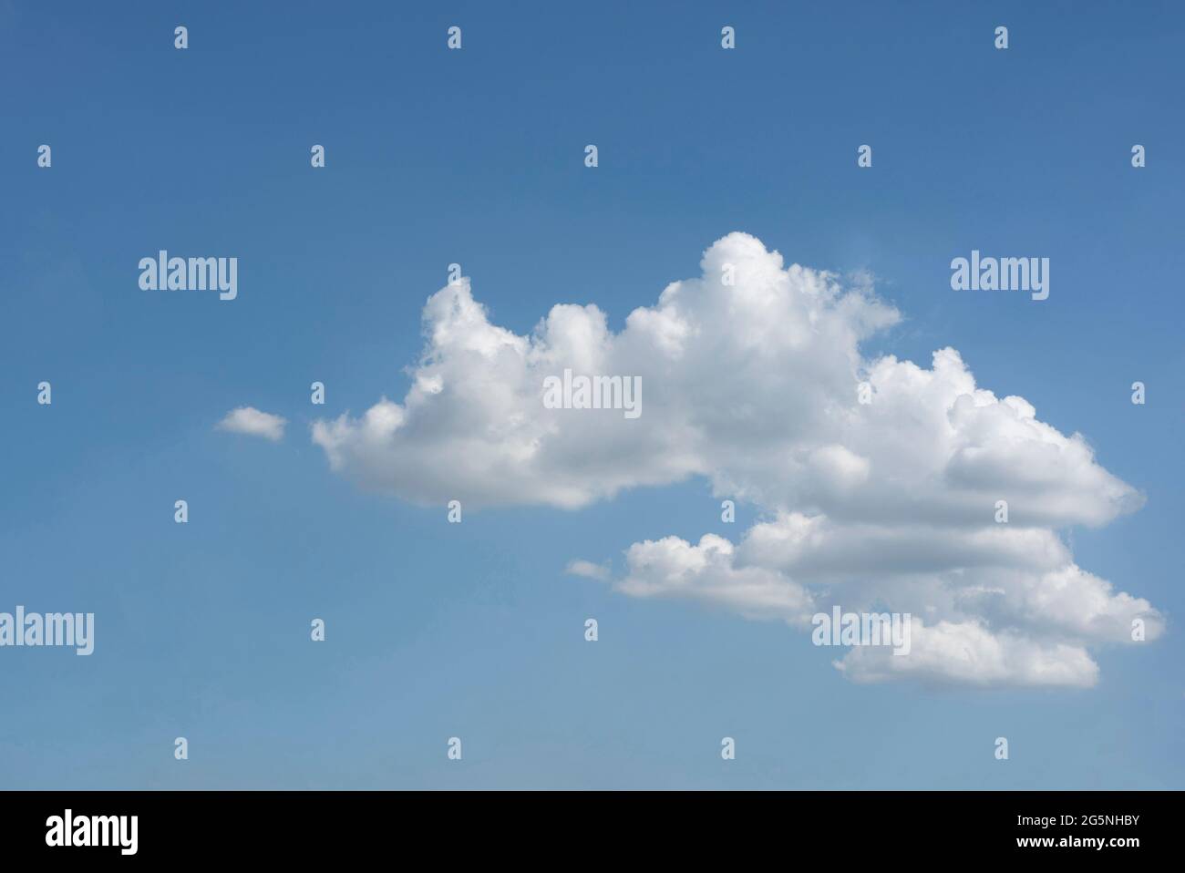 De beaux nuages blancs sur fond de ciel bleu Banque D'Images