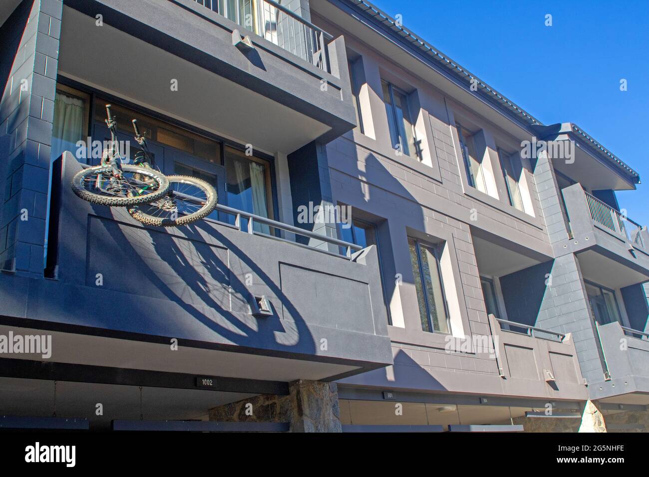 Vélos de montagne sur le balcon d'un appartement Thredbo Banque D'Images