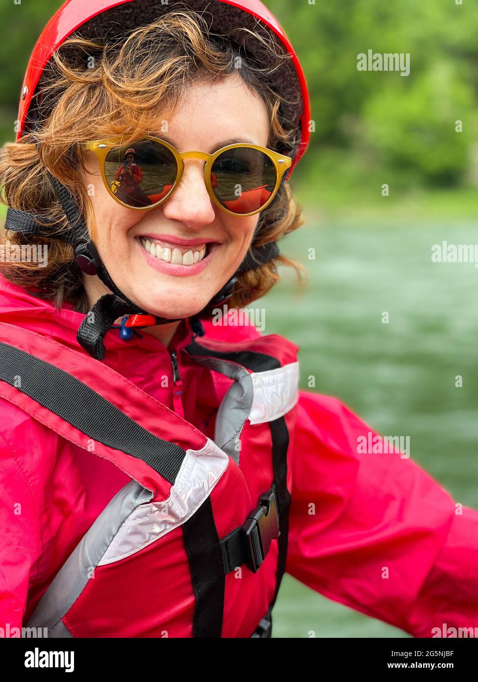 Les femmes portant des lunettes de soleil prêtes pour le rafting avec son casque de sécurité . Banque D'Images