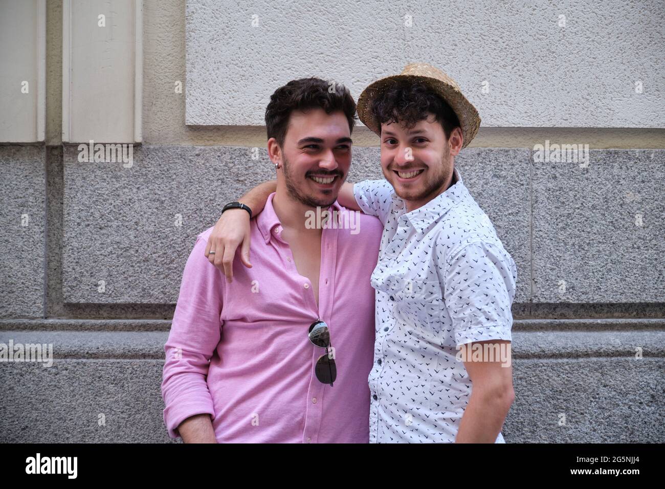 Portrait d'un jeune couple gay embrassant et souriant. Amour LGBT. Banque D'Images