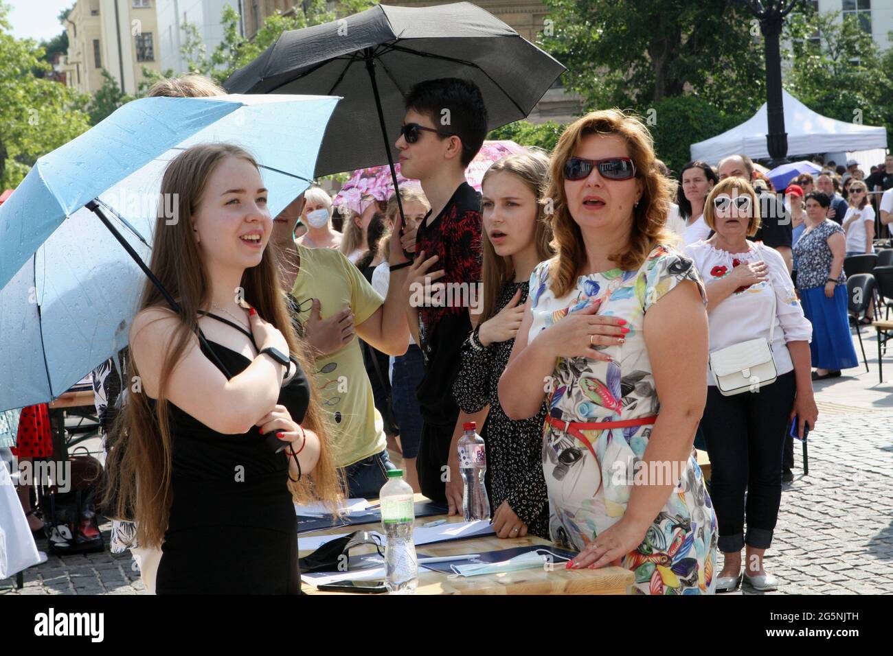 DNIPRO, UKRAINE - 28 JUIN 2021 - les participants exécutent l'hymne national avant le début d'une dictée en plein air en ukrainien à Tara Banque D'Images