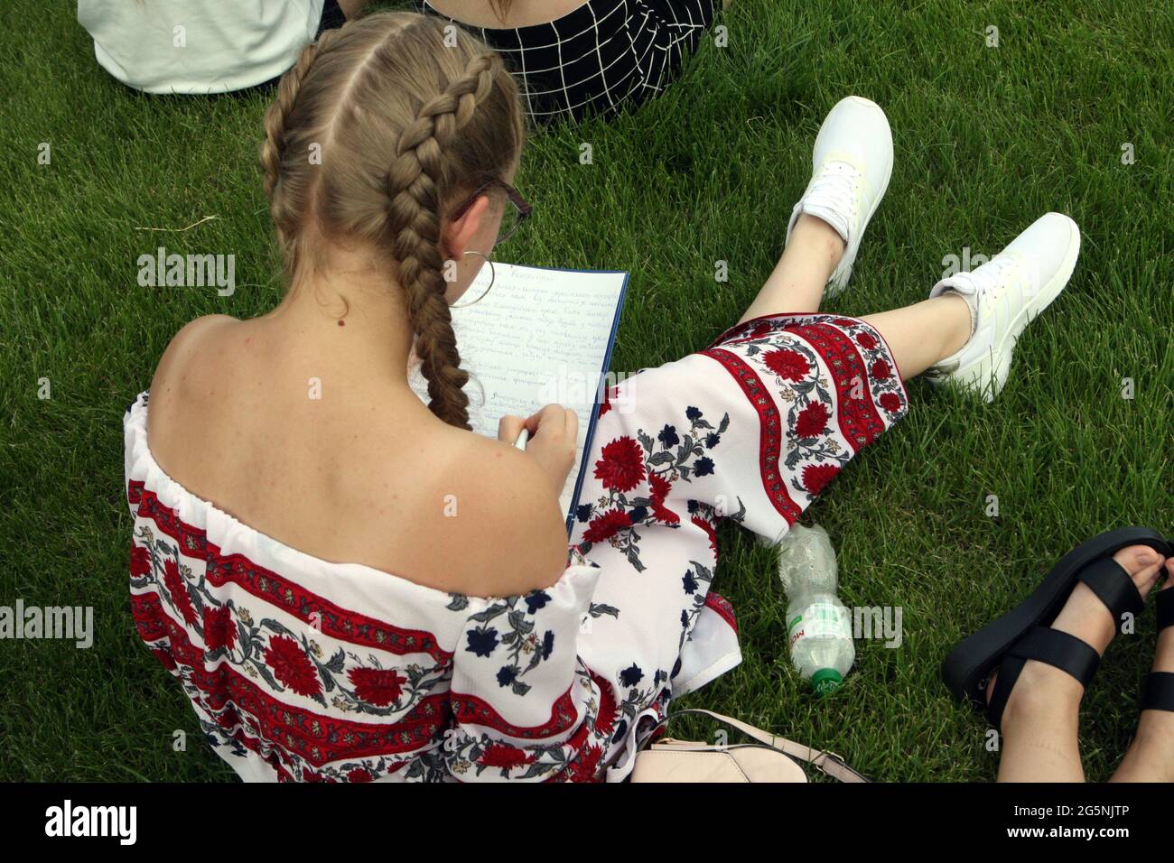 DNIPRO, UKRAINE - 28 JUIN 2021 - UNE jeune fille prend une dictée en ukrainien près de la place Tarasa Shevchenko pour célébrer la 25e Consitutio Banque D'Images