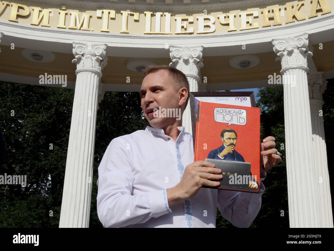 DNIPRO, UKRAINE - 28 JUIN 2021 - le linguiste et animateur de radio Oleksandr Avramenko doit lire une dictée en ukrainien dans Tarasa Shevchenko Sq Banque D'Images