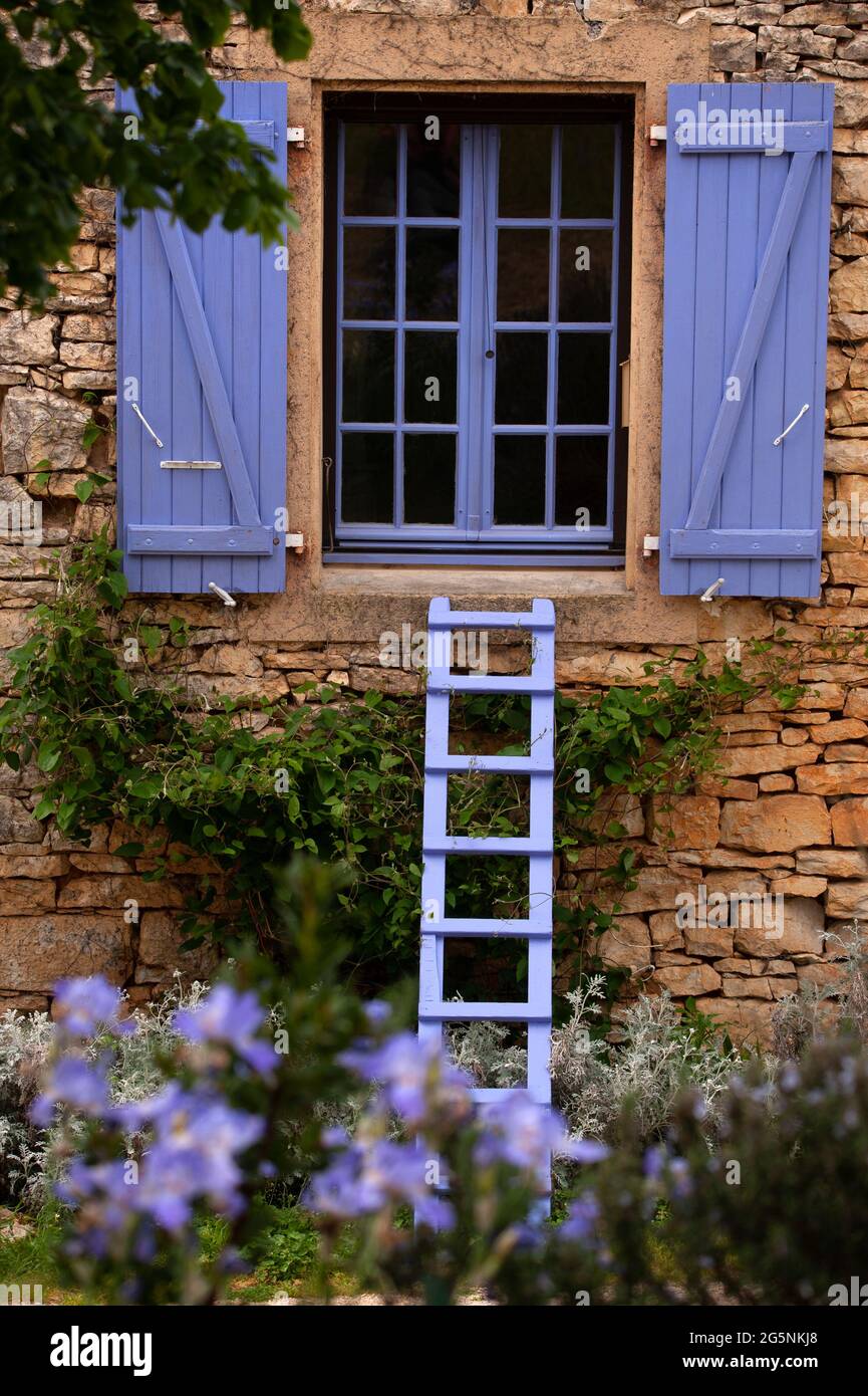 Maison avec volets pourpres et échelle, Vergnes, département du Lot, France Banque D'Images