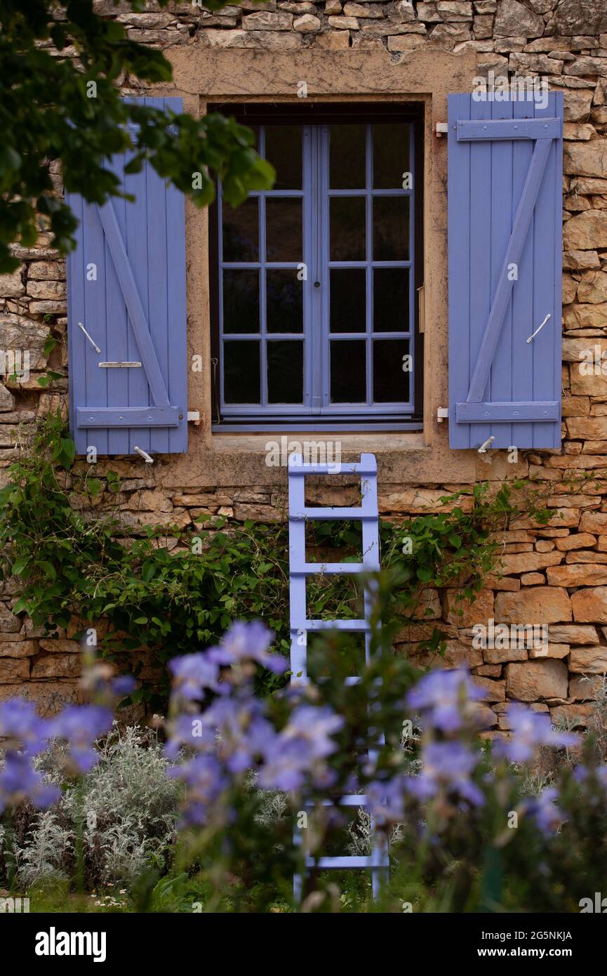 Maison avec volets pourpres et échelle, Vergnes, département du Lot, France Banque D'Images