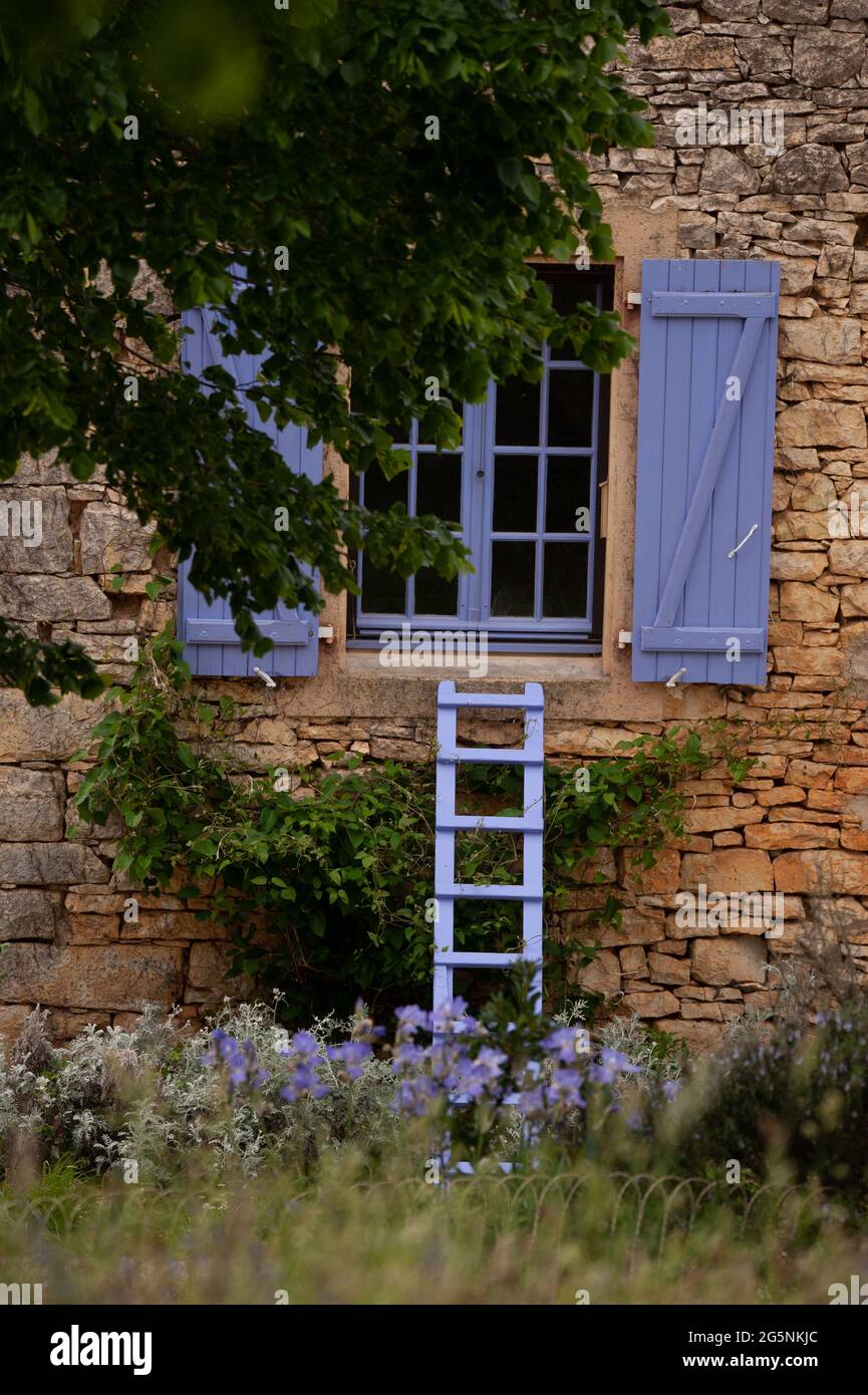 Maison avec volets pourpres et échelle, Vergnes, département du Lot, France Banque D'Images