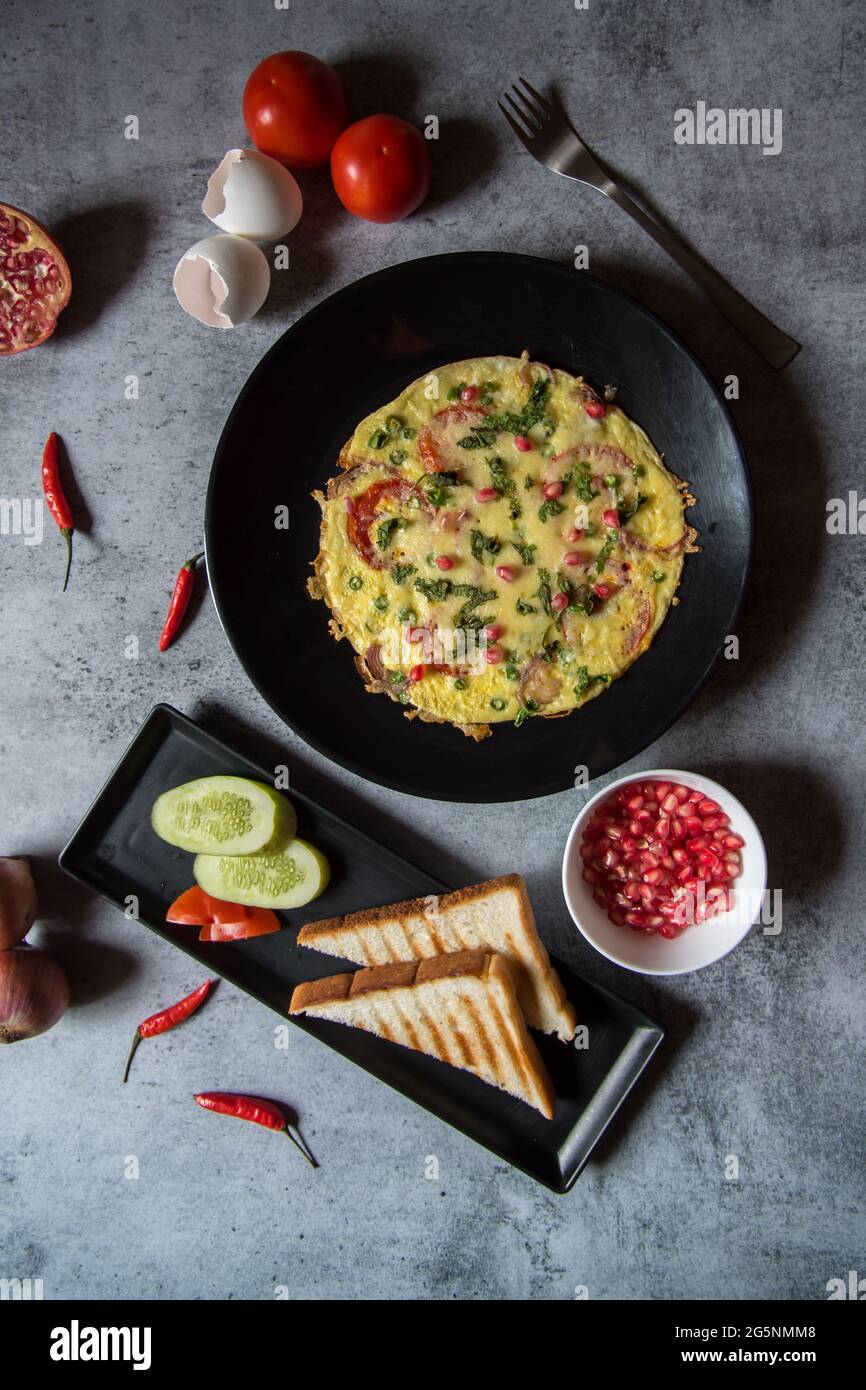 Petit déjeuner sain produits alimentaires frittata servi avec du pain et des condiments. Vue de dessus, mise au point sélective. Banque D'Images
