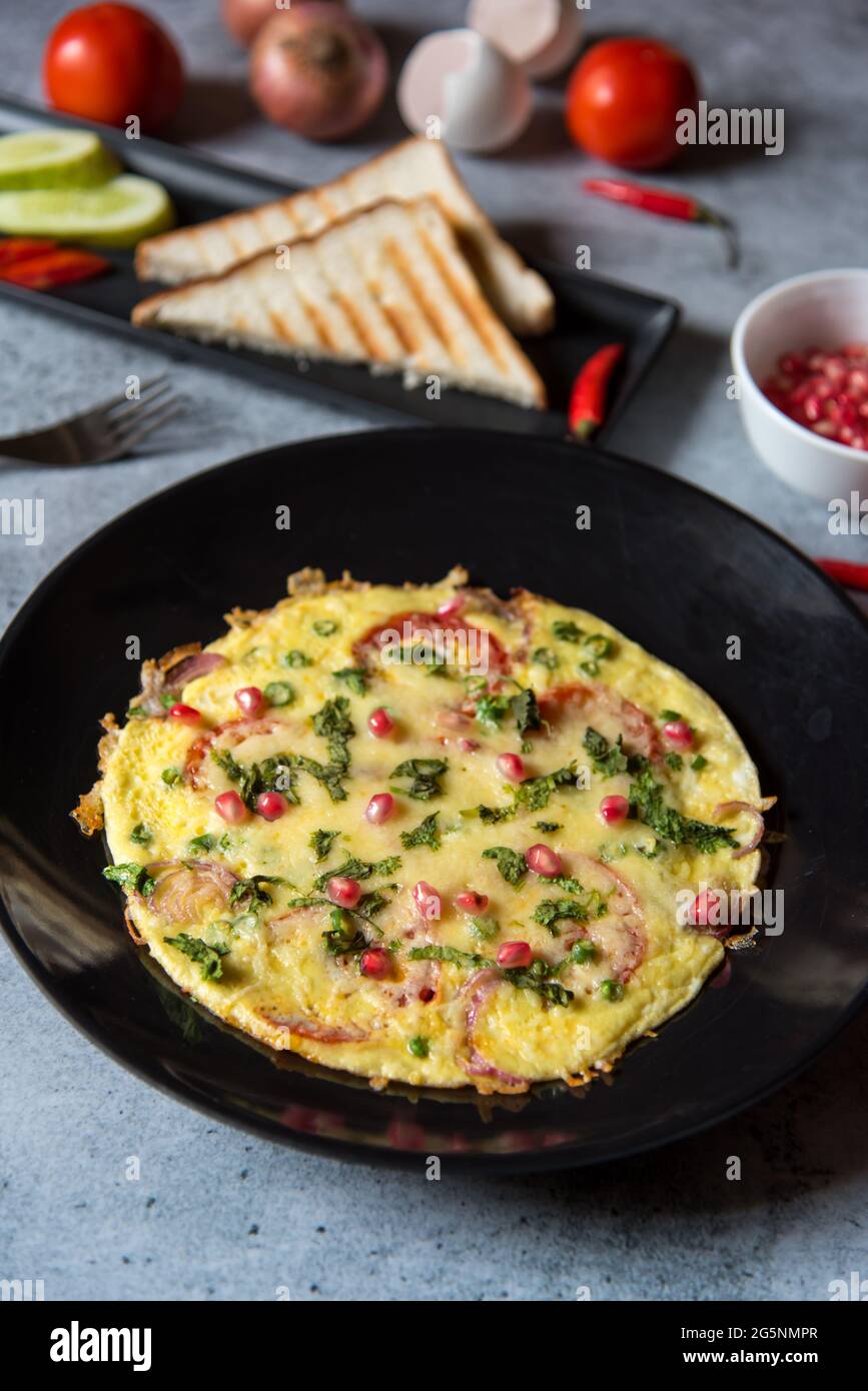 Petit déjeuner sain produits alimentaires frittata servis avec des condiments. Vue de dessus. Banque D'Images