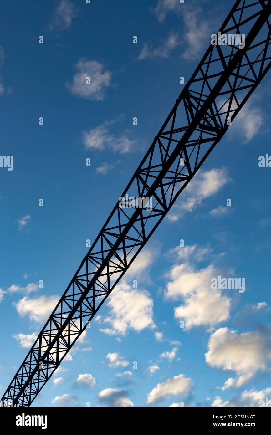 Repasser une partie de la porte globale sur le chemin de fer sur un fond bleu avec des nuages orientation verticale Banque D'Images