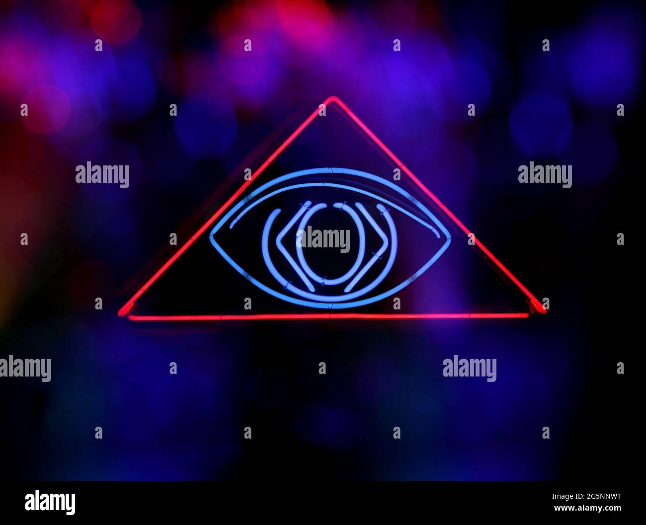 Neon Illuminati mal Eye dans l'image composite du néon Pyramid Banque D'Images