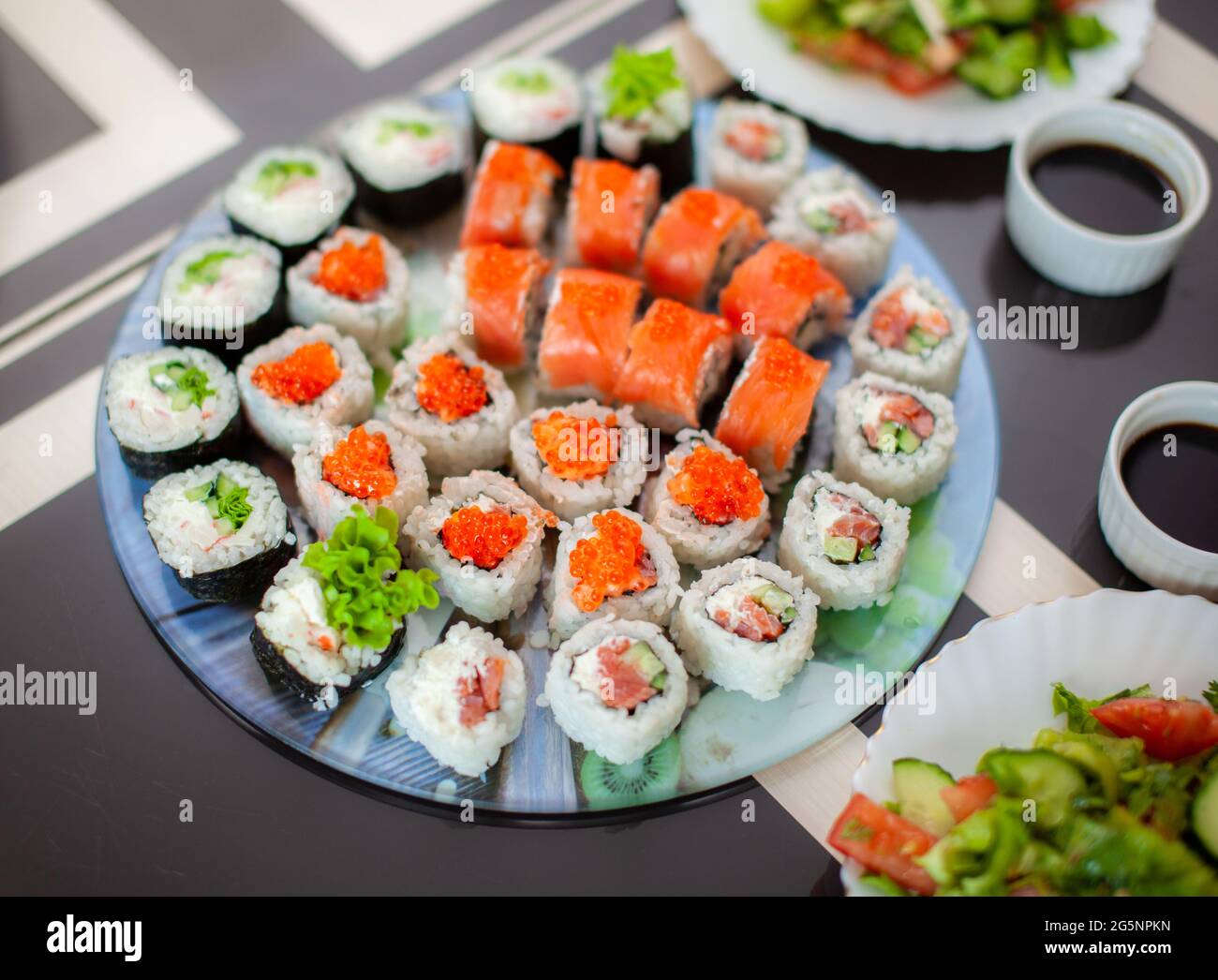 Faire des sushis et des petits pains à la maison. Sushi aux fruits de mer et au riz blanc Banque D'Images