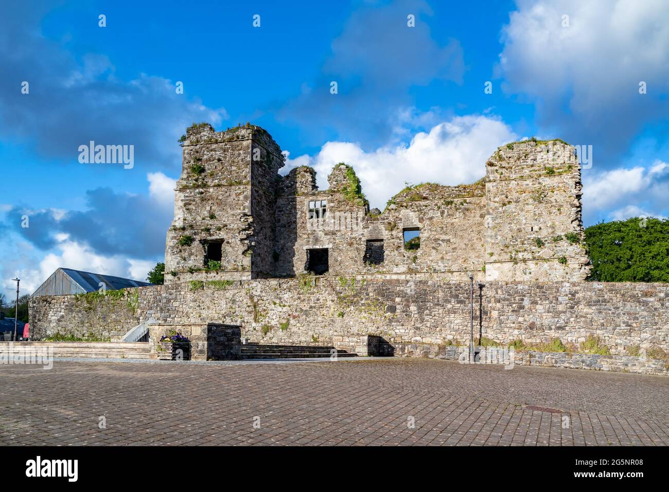 Les ruines du château de Manorhamilton, érigé en 1634 par Sir Frederick Hamilton - Comté de Leitrim, Irlande. Banque D'Images
