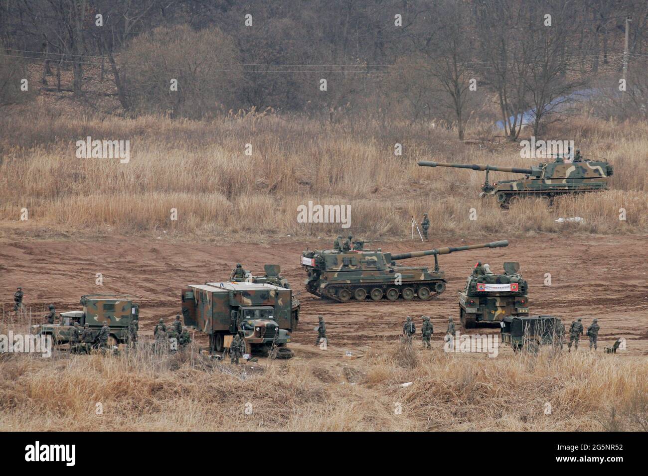Un soldat de la Corée du Sud et de l'armée américaine participe à un exercice annuel à Yeoncheon, près de la frontière avec la Corée du Nord. La Corée du Nord a publié lundi sa dernière menace belligérante, avertissant d'une « frappe nucléaire préventive de justice » aveugle sur Washington et Séoul, cette fois-ci en réaction au début d'énormes exercices militaires entre les États-Unis et la Corée du Sud. Banque D'Images