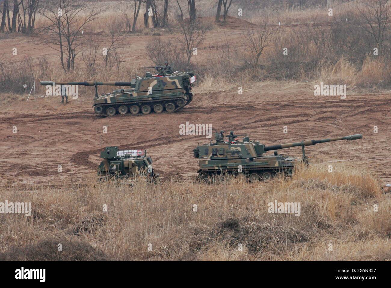 Un soldat de la Corée du Sud et de l'armée américaine participe à un exercice annuel à Yeoncheon, près de la frontière avec la Corée du Nord. La Corée du Nord a publié lundi sa dernière menace belligérante, avertissant d'une « frappe nucléaire préventive de justice » aveugle sur Washington et Séoul, cette fois-ci en réaction au début d'énormes exercices militaires entre les États-Unis et la Corée du Sud. Banque D'Images