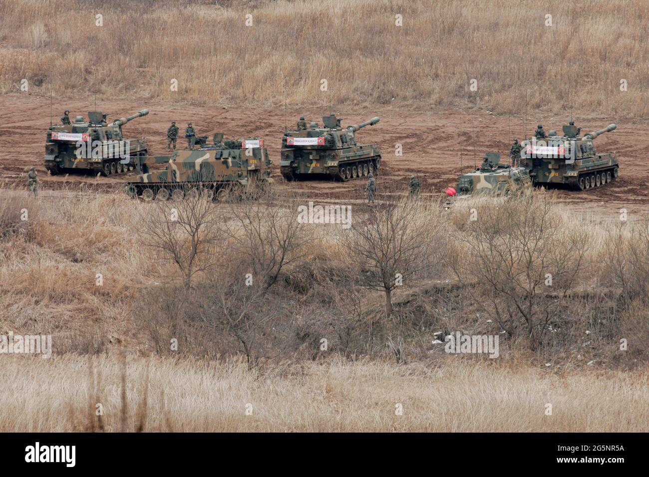 Un soldat de la Corée du Sud et de l'armée américaine participe à un exercice annuel à Yeoncheon, près de la frontière avec la Corée du Nord. La Corée du Nord a publié lundi sa dernière menace belligérante, avertissant d'une « frappe nucléaire préventive de justice » aveugle sur Washington et Séoul, cette fois-ci en réaction au début d'énormes exercices militaires entre les États-Unis et la Corée du Sud. Banque D'Images