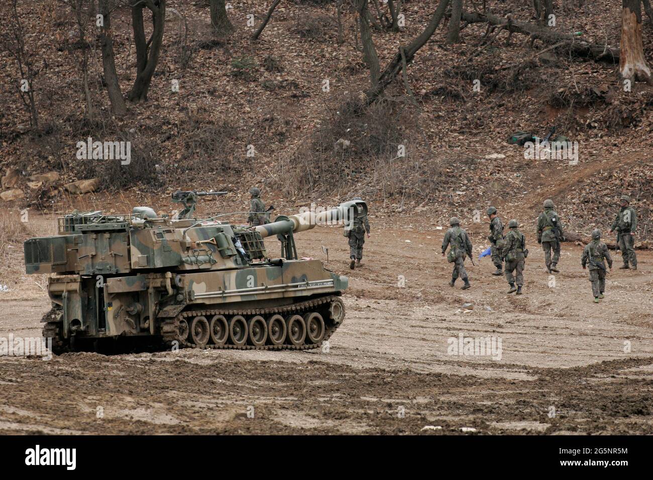 Un soldat de la Corée du Sud et de l'armée américaine participe à un exercice annuel à Yeoncheon, près de la frontière avec la Corée du Nord. La Corée du Nord a publié lundi sa dernière menace belligérante, avertissant d'une « frappe nucléaire préventive de justice » aveugle sur Washington et Séoul, cette fois-ci en réaction au début d'énormes exercices militaires entre les États-Unis et la Corée du Sud. Banque D'Images