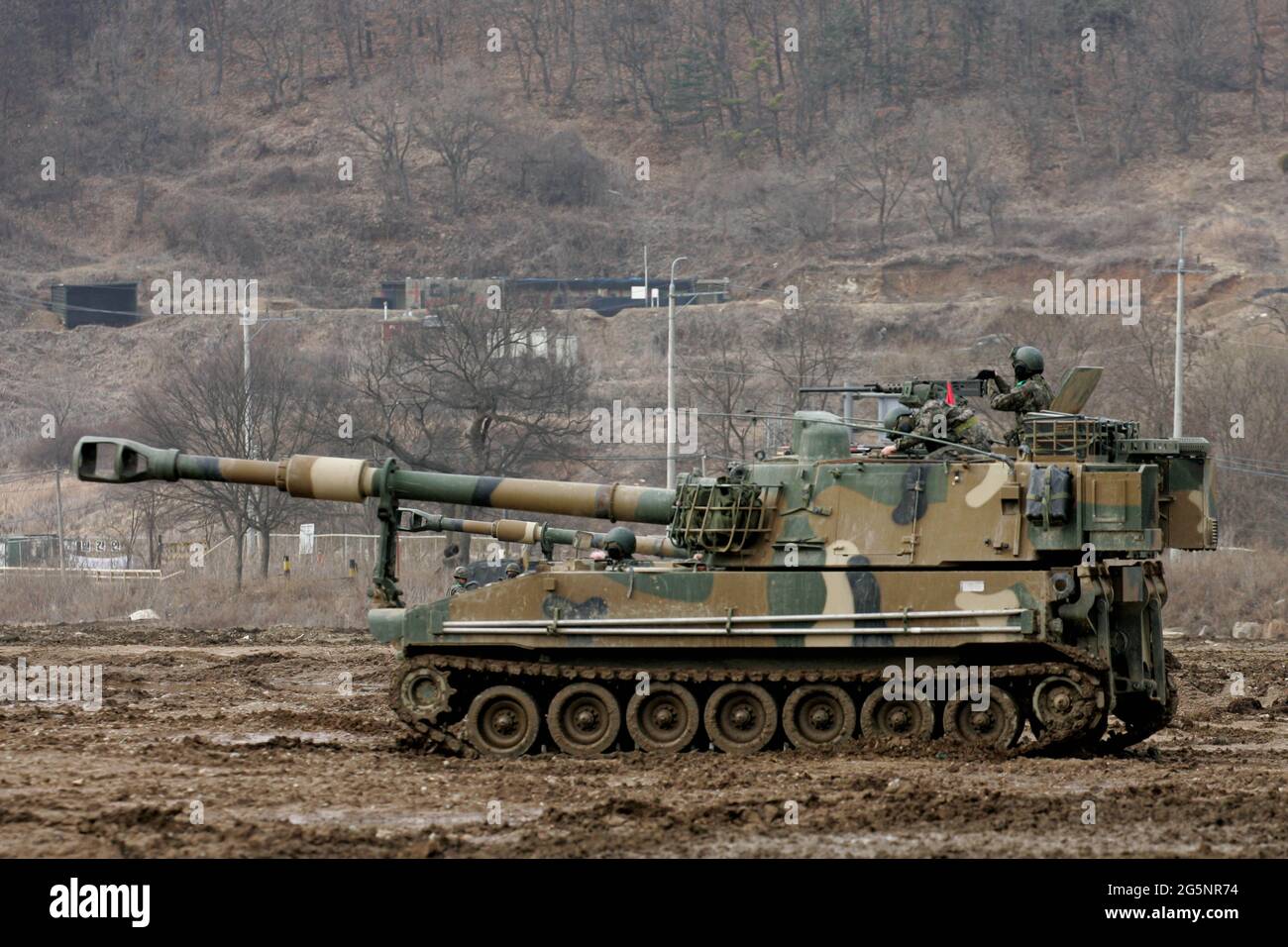 Un soldat de la Corée du Sud et de l'armée américaine participe à un exercice annuel à Yeoncheon, près de la frontière avec la Corée du Nord. La Corée du Nord a publié lundi sa dernière menace belligérante, avertissant d'une « frappe nucléaire préventive de justice » aveugle sur Washington et Séoul, cette fois-ci en réaction au début d'énormes exercices militaires entre les États-Unis et la Corée du Sud. Banque D'Images