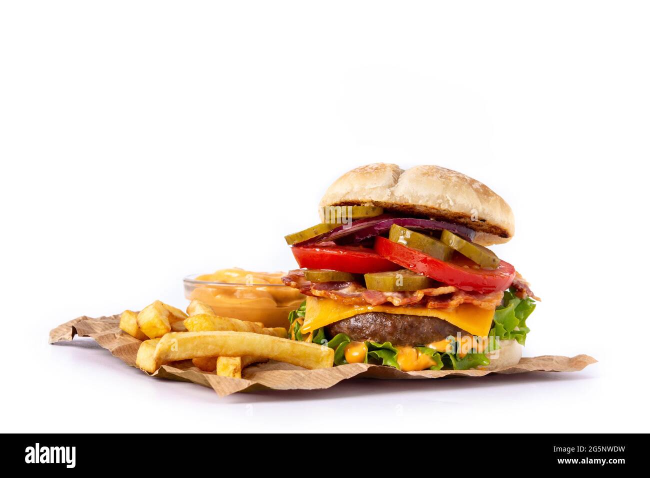 Hamburger de bœuf avec fromage, bacon et frites isolées sur fond blanc Banque D'Images