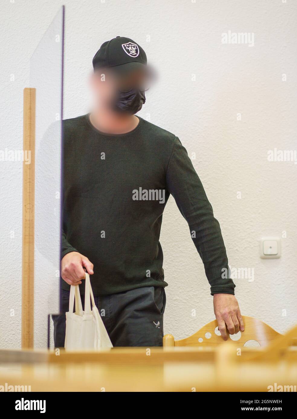 Alsfeld, Allemagne. 29 juin 2021 le policier accusé se rend à son siège le matin au tribunal de district. L'enfant de 46 ans est accusé d'avoir envoyé des « contenus criminellement pertinents » dans les groupes WhatsApp à la fin de 2018, acceptant ainsi une éventuelle diffusion ultérieure. L'homme, qui a récemment travaillé au quartier général de la police de West Hesse, a été suspendu de ses fonctions. Credit: Frank Rumpenhorst/dpa - ATTENTION: Personne(s) ont été pixelated pour des raisons juridiques/dpa/Alay Live News Banque D'Images