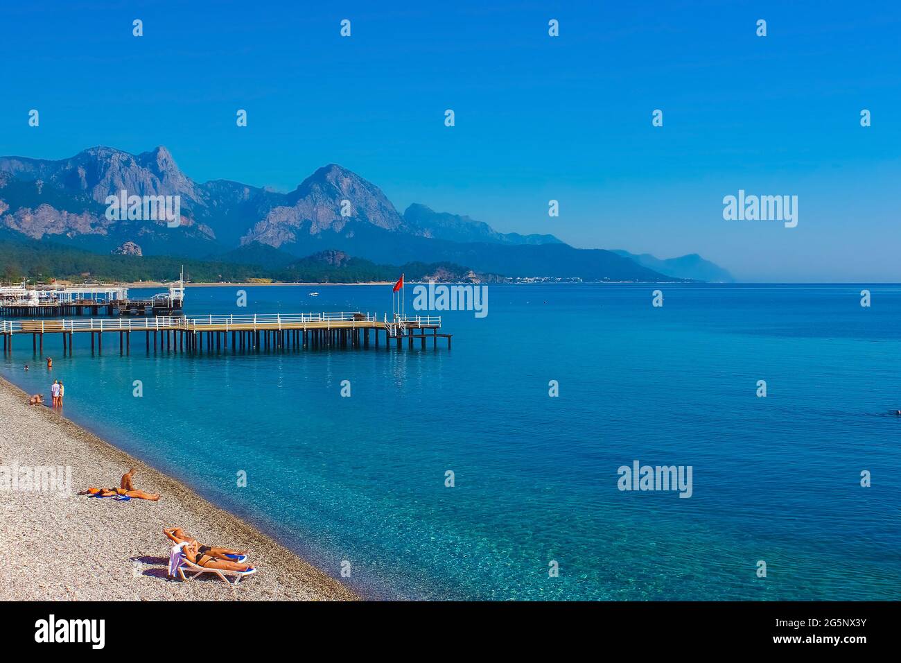 Kemer, Antalya, Turquie - 11 mai 2021: Panorama de la plage à la première ligne à Kemer, Antalya, Turquie Banque D'Images